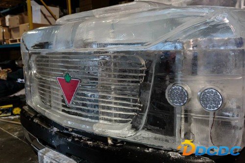 营销怪招 电动车电池组合冰造货车上路